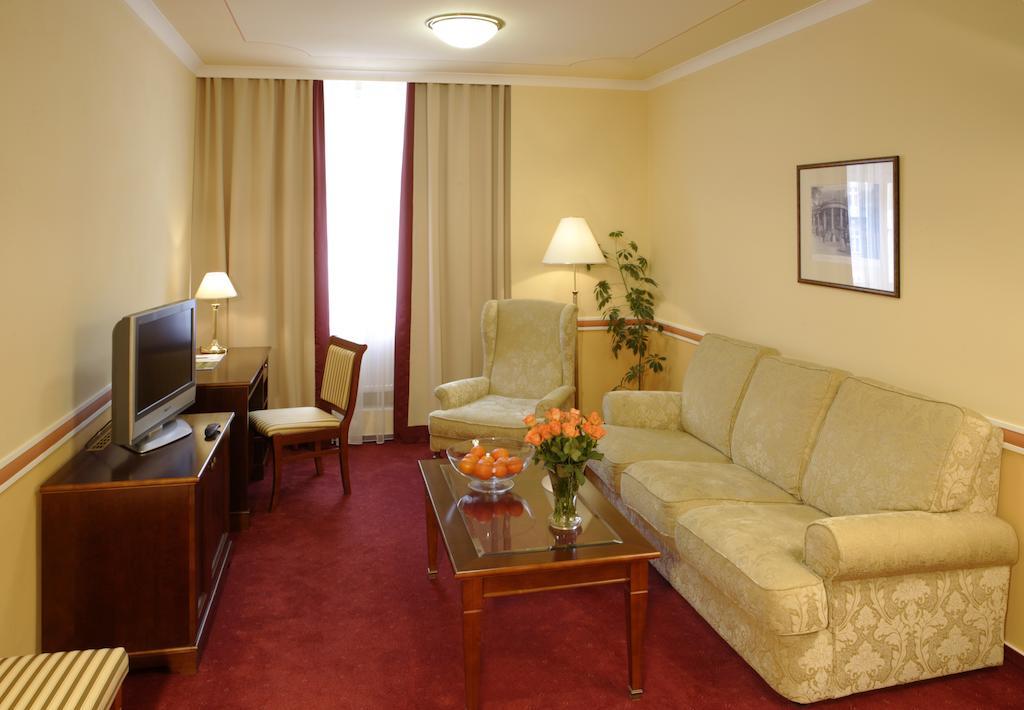 Hotel Embassy KLV Quarto foto